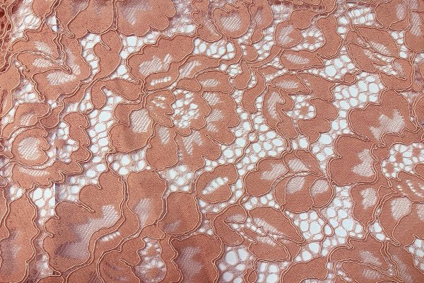 Tessuto in pizzo macramè rosa scuro