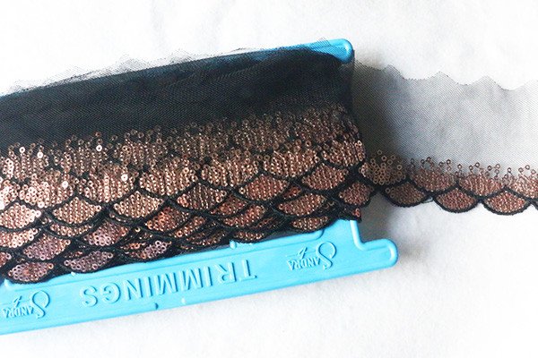 Passamaneria su tulle paillettes bronzo