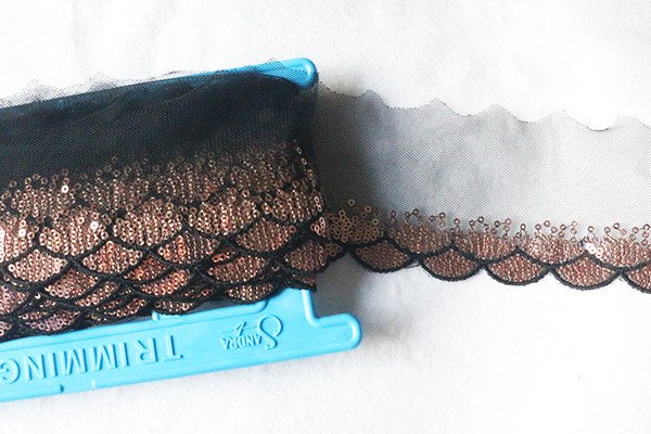 Passamaneria su tulle paillettes bronzo