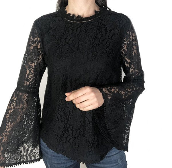 Maglia in pizzo con maniche ampie