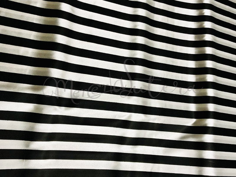 Tessuto in raso righe nero/bianco - h. 150 cm