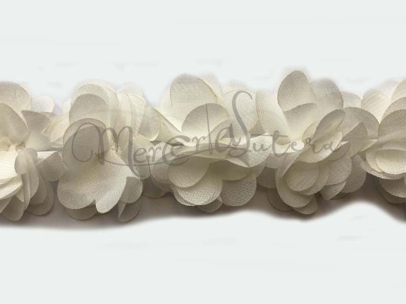 Passamaneria di fiori in organza in rilievo