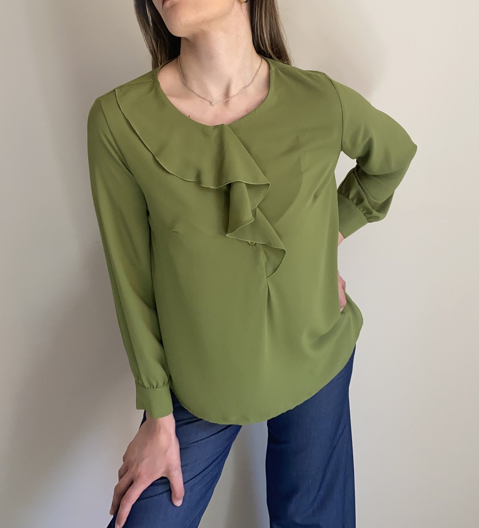 Blusa in organza con volant verde