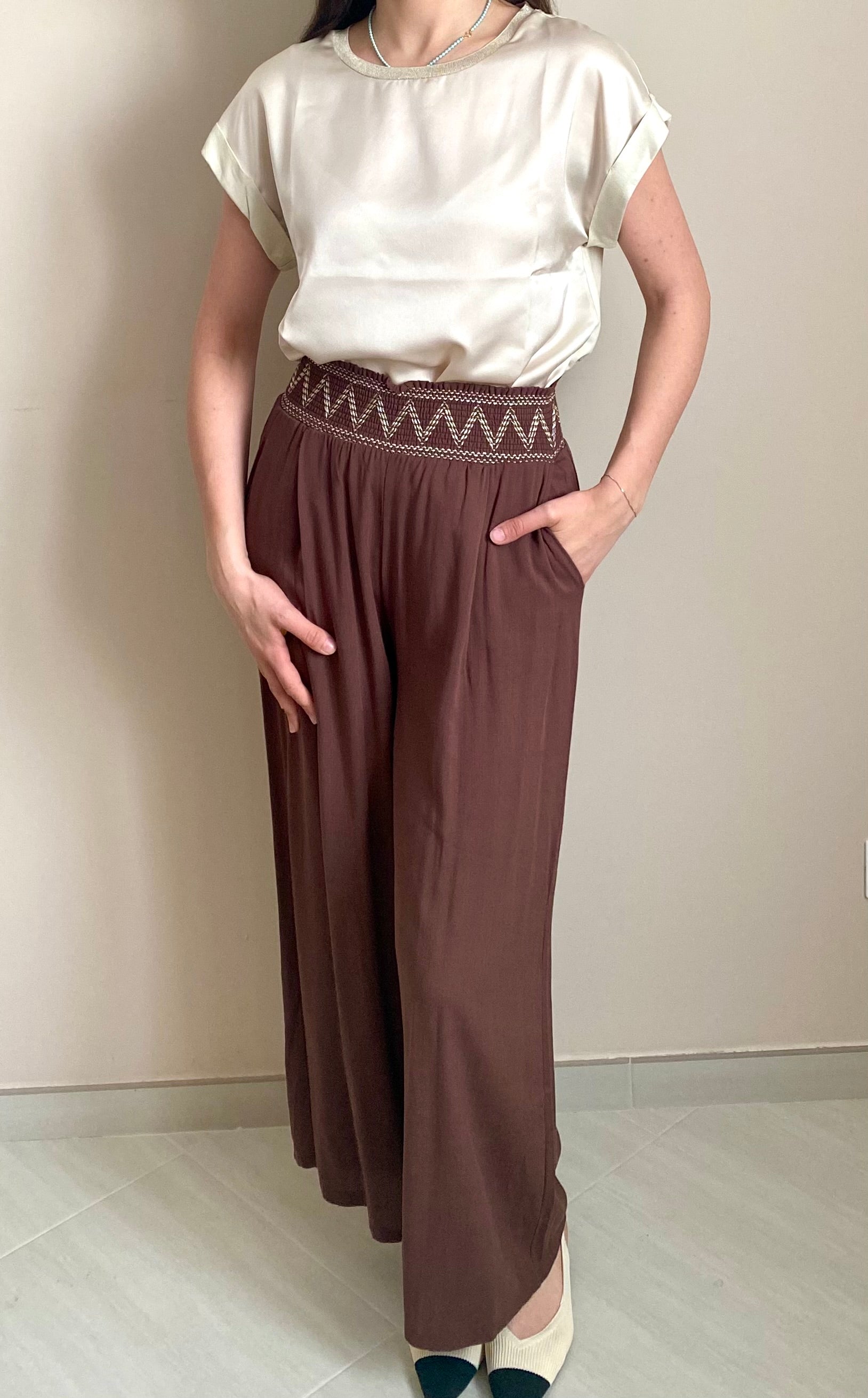 Pantalone ampio con ricamo